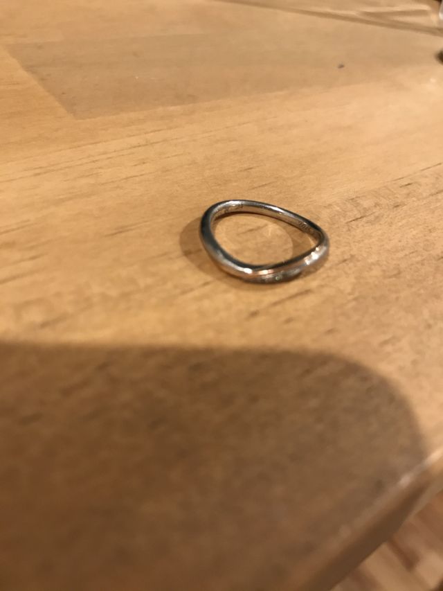写真が上手くとれませんがＶカットのデザインの指輪です。