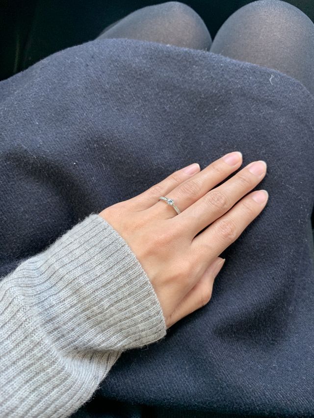 デザインはシンプルながら、ダイヤの輝きがお気に入りです。