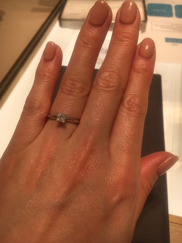 Tiffanyのプリンセスカットは指の長さがいきるデザイン。