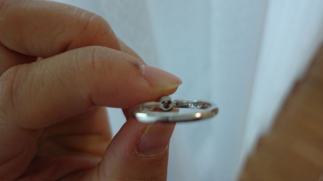 指輪の宝石の土台の裏です。