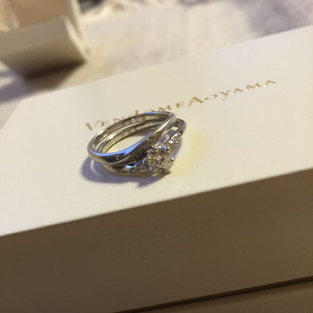 重ね付けできる結婚指輪も展開されています。