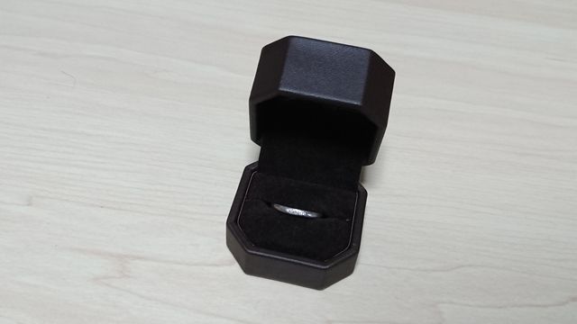 女性用の指輪です。男性用はダイヤなしです。