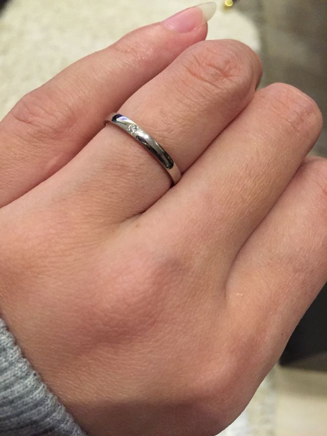 真ん中に小さなダイヤがあります