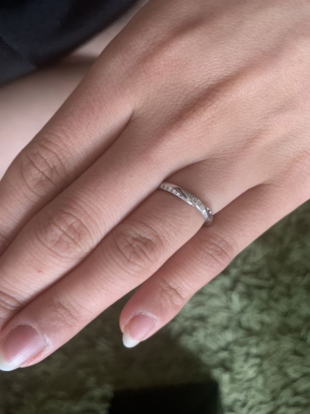 3連のダイヤが主張しすぎず、とても綺麗に映えます。