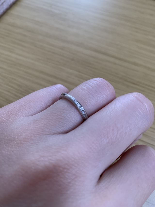 控えめなデザインの中にダイヤが放つ華やかさに惹かれました