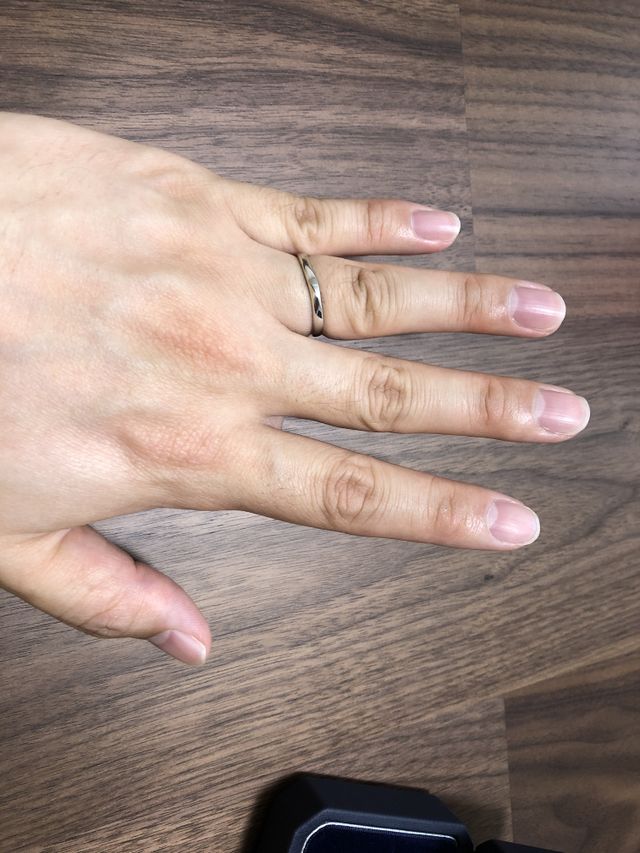 指輪を着けている写真