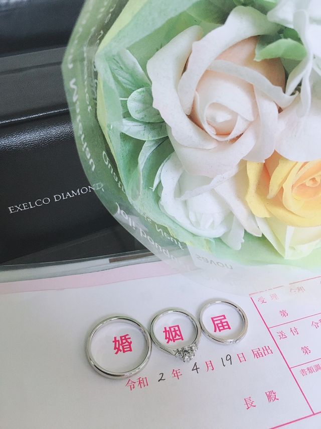 婚姻届を提出する直前に撮りました。