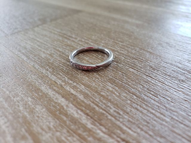 デザイン性もあり、ダイヤモンドも散りばめられていて上品です