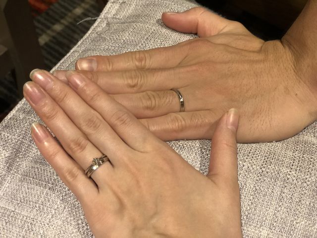 婚約指輪も合うデザインを選びました