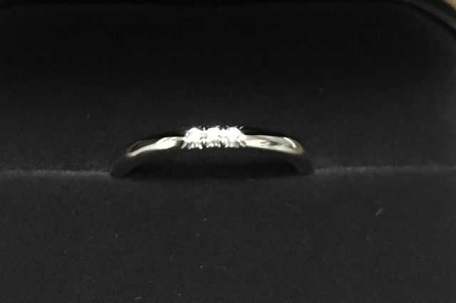 女性用のみの写真です。内側に彫刻があります。