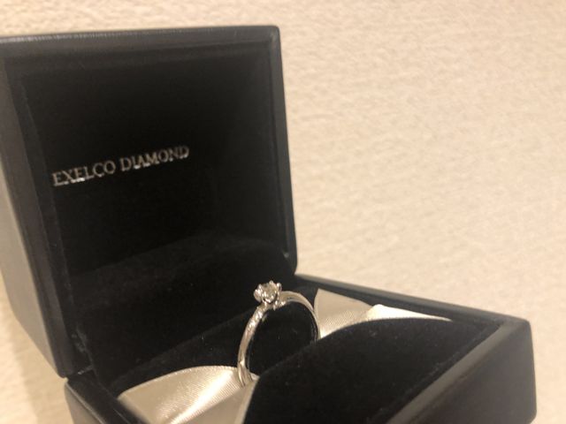 婚約指輪です。リングのデザインは一緒に選びに行きました。