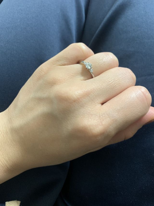 動きのあるリングなので、手を綺麗に見せてくれます。