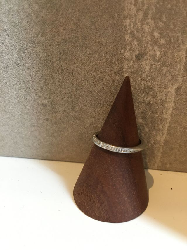 螺旋状にストーンが入っています