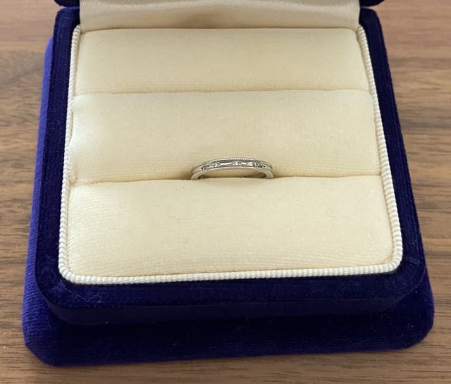 女性ものはダイヤが3つ付いています。