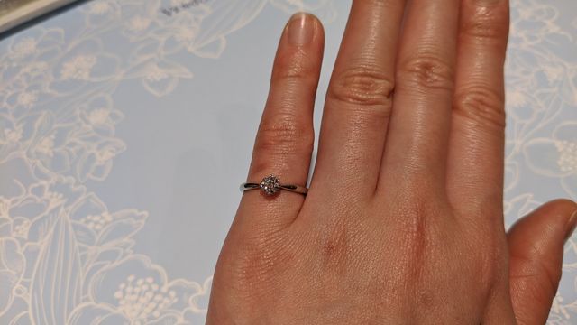 サイズがなかったので小指での試着です。