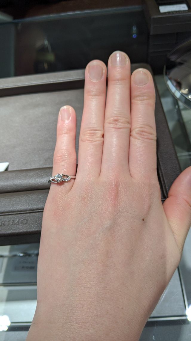 サイズがなかったので小指での試着です。
