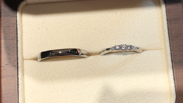 正面。中央に向けてだんだん細く、ダイヤ5つ付けました。