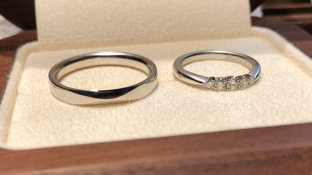 側面(指にはめた際の上面と下面)だけに艶消し加工。大満足。