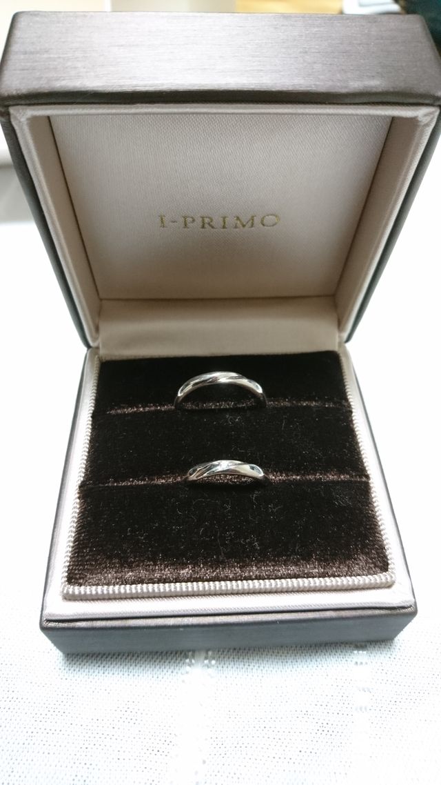 プラチナのエンゲージリング。
女性の方はダイヤが１つ。