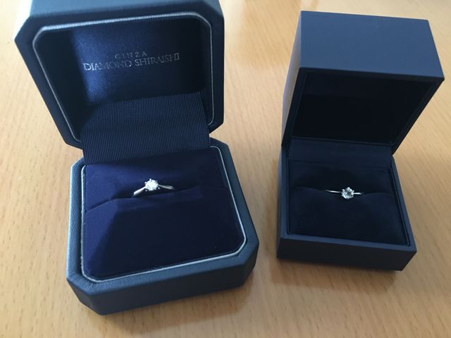 右側のリングはプロポーズリングです。