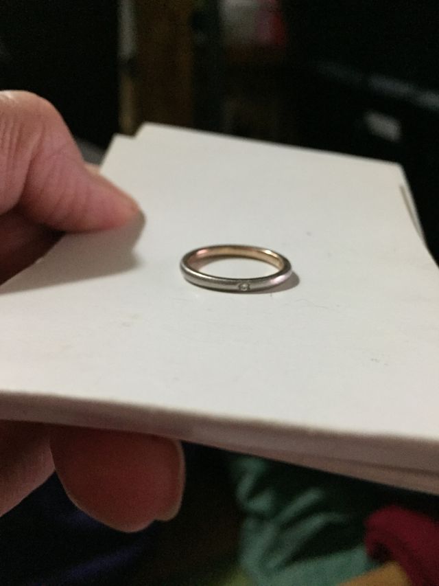 内側が少しピンクゴールドになっています。