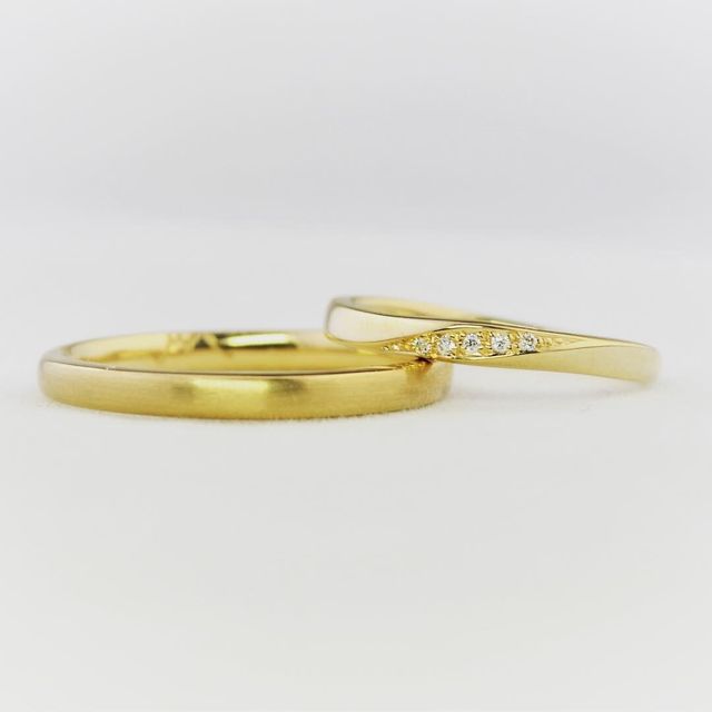 新婦は流れるようにダイヤモンドをあしらいました。