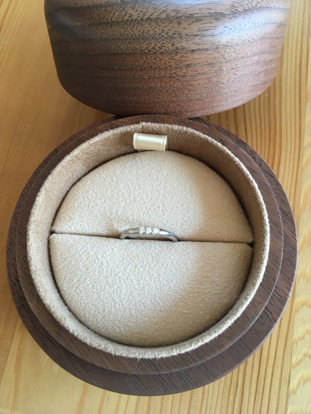 木のボックスに入っています