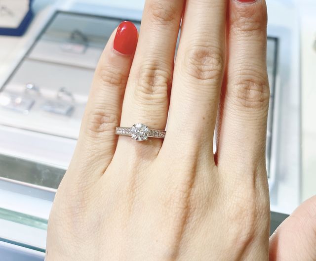 中央のダイヤモンドは0.7カラットです。