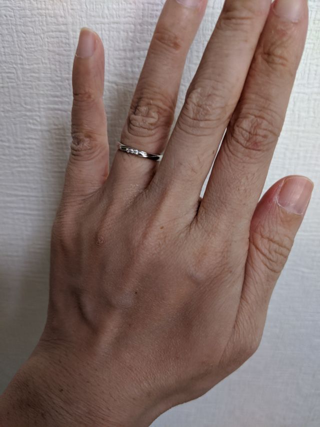 中心に小さなダイヤのウェーブがかかっいるのがアクセント