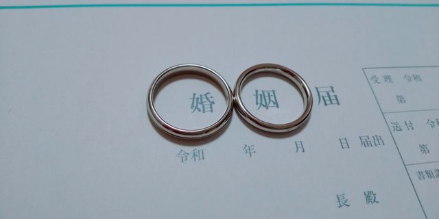 婚姻届でよくある写真を記念に撮ってみました。