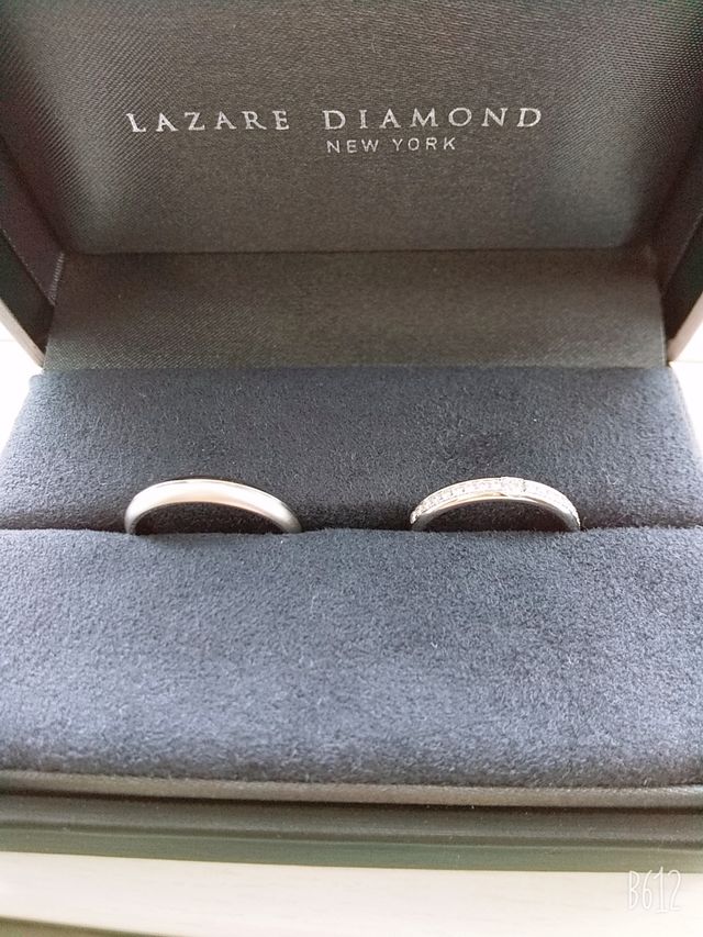 それぞれ気に入ったデザインの指輪を選んだのでペアではないです