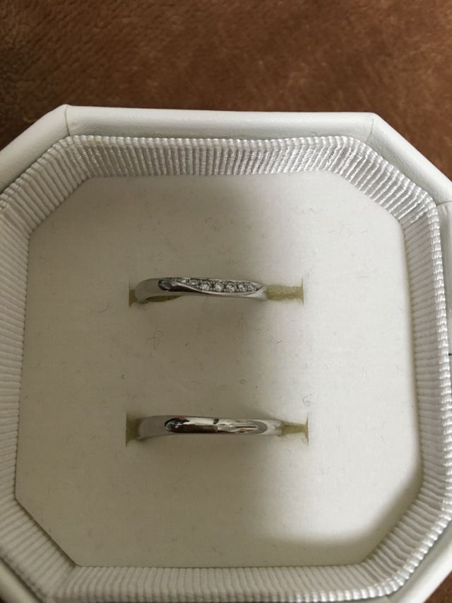 内側にイニシャル、結婚する日、ガラスの靴の文字が入っている。