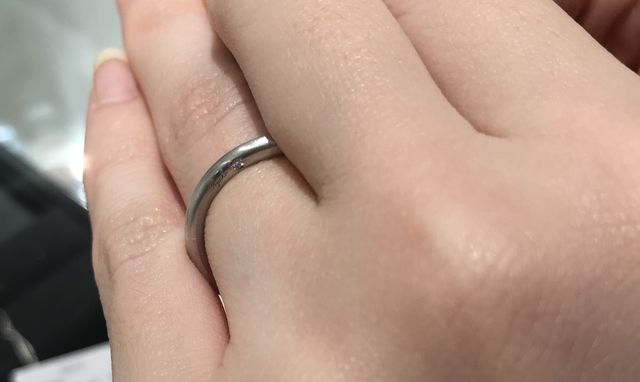 ダイヤは下向きについています。