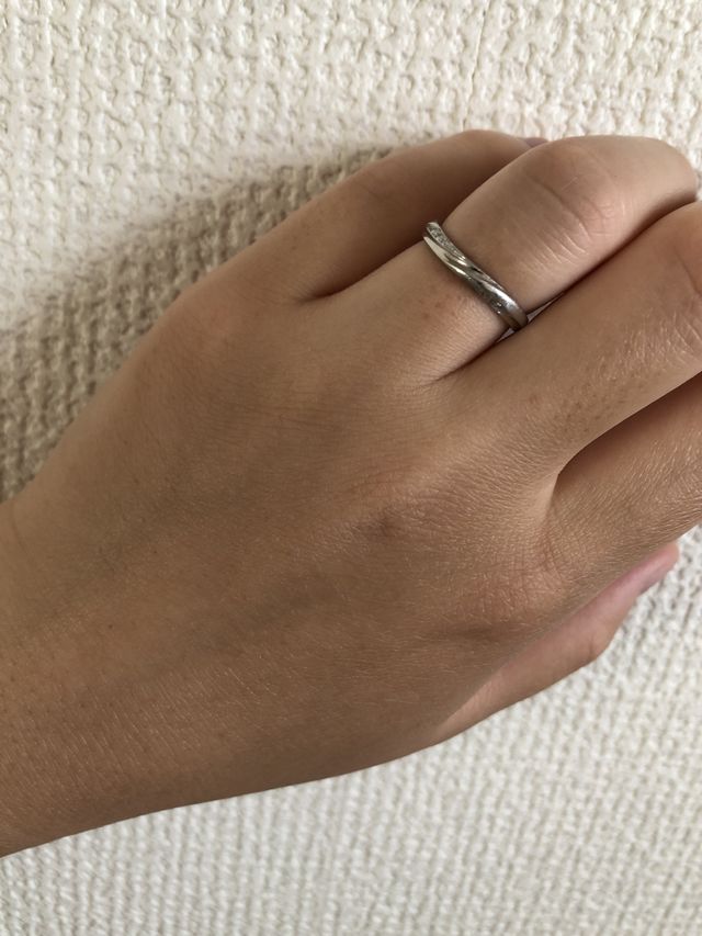 ダイヤが細くクロスに入っててシンプルかつ綺麗。