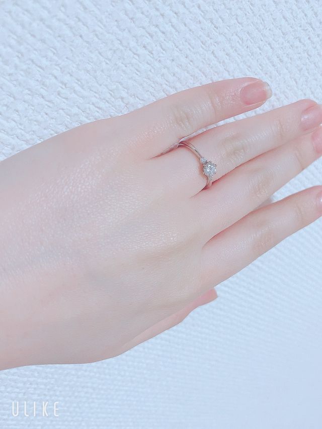 細くてかわいいです。
ダイヤも３つ使ってあり素敵です。