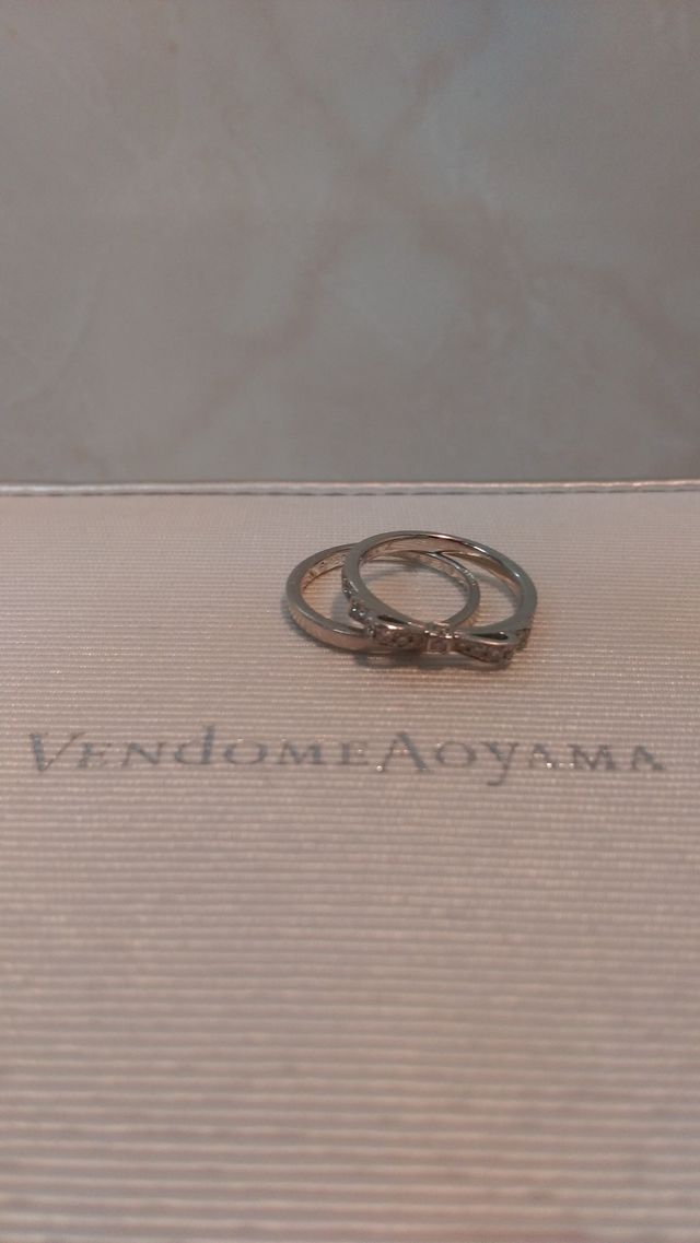 ヴァンドーム青山の指輪で、右の指輪はリボンの形をしています。