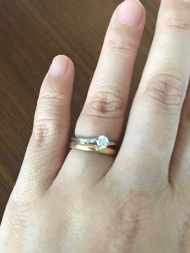 結婚指輪と重ねるとこんな感じです。