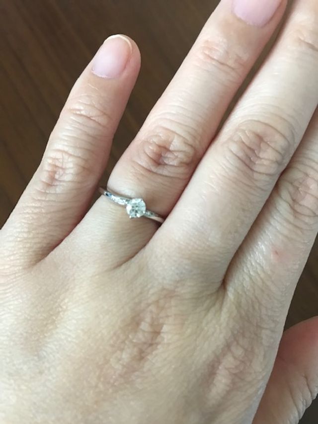 シルバーの婚約指輪。中央以外に脇にもダイヤのデザイン