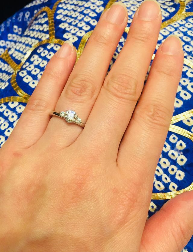 決め手はどの角度から見ても輝きがキレイなブリリアントカット。