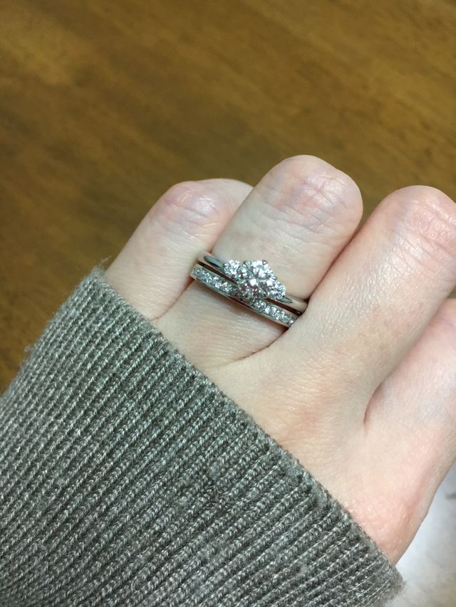 結婚指輪と重ねてはめた時も隙間ができない形にも魅かれました。