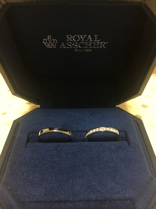 右が女性用、左手が男性用の指輪です。