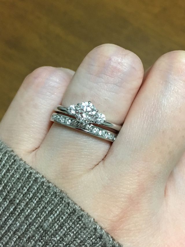 婚約指輪と重ねた時も上品な輝きです。