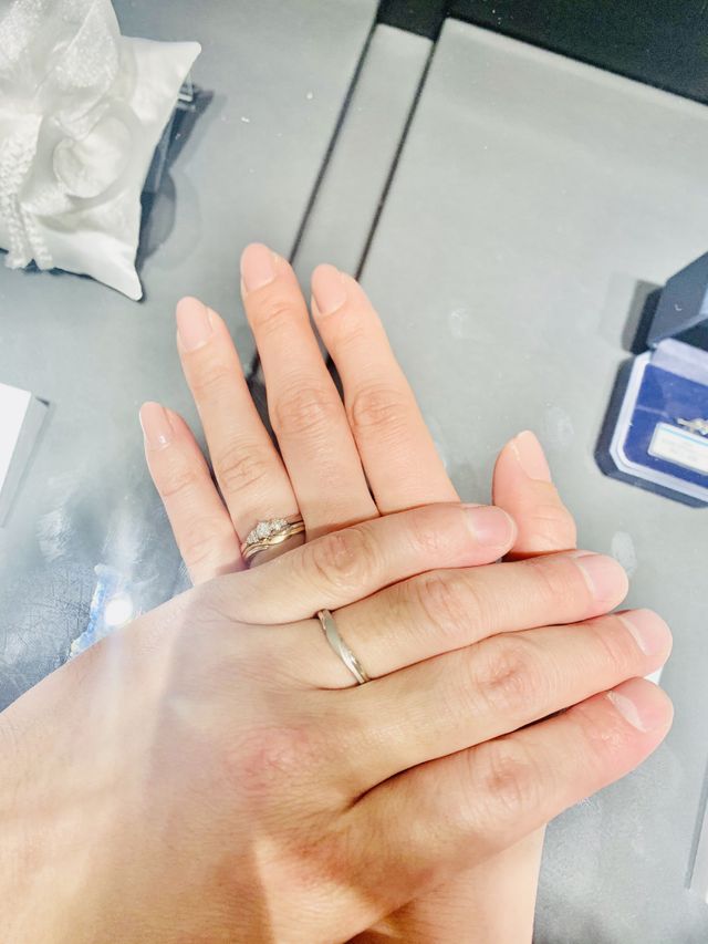 婚約指輪は普段使いもしたかったので小振りで華奢なものを。