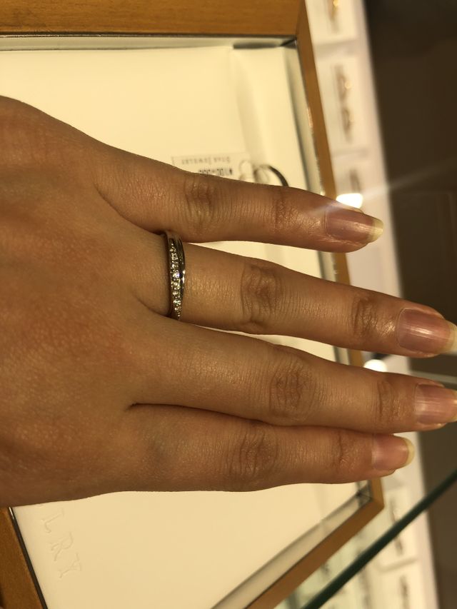 女性用です。男性はダイヤなしのペアの結婚指輪です。