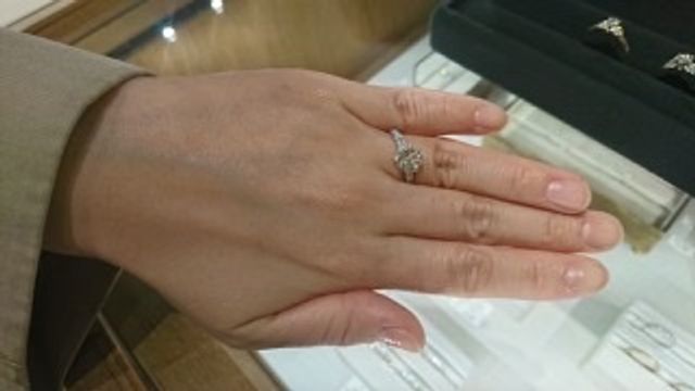 ローズをモチーフにしたリングで1カラットです