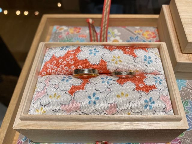 一つの指輪を分かち合い、二つの結婚指輪を作りました。