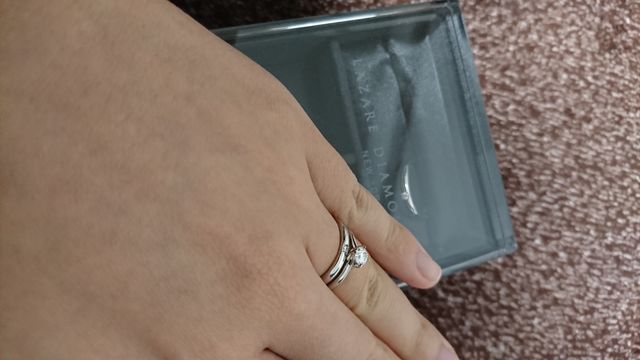 結婚指輪に重ねてもエレガント