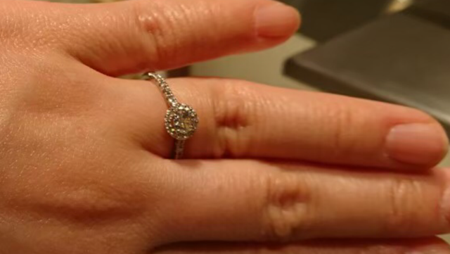 センターダイヤのまわりをメレダイヤで囲んだヘイローデザイン