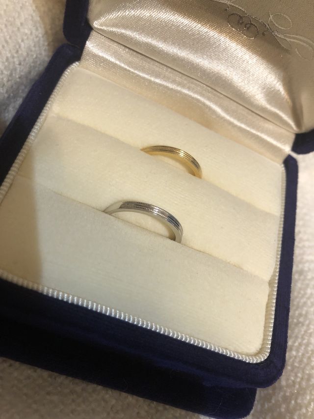 結婚指輪は私はゴールド、夫はシルバーのカラーです。