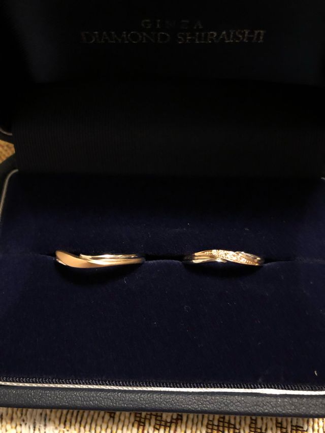 ピンクゴールドのひねりデザイン。